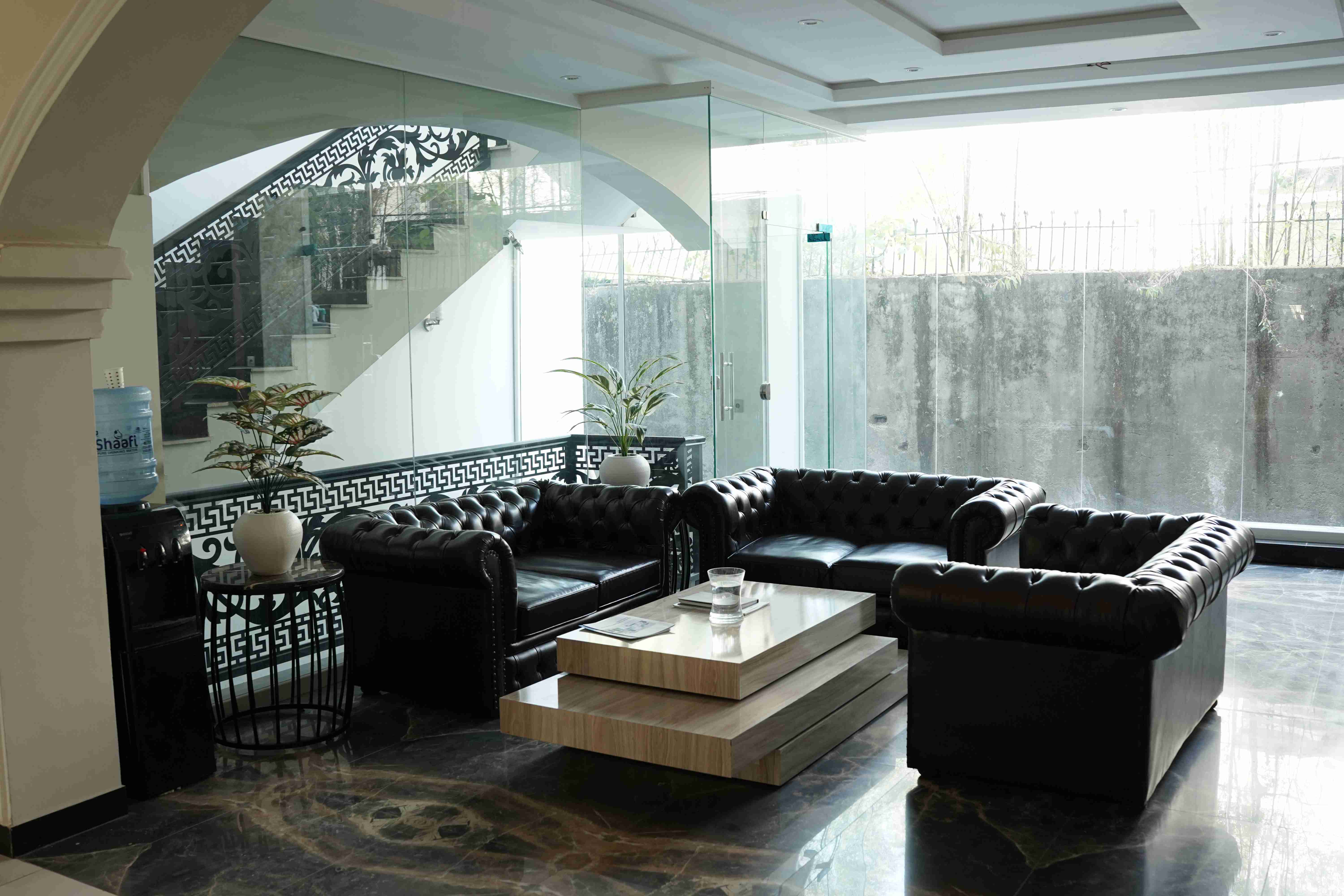 Lobby lounge with black chesterfield sofas